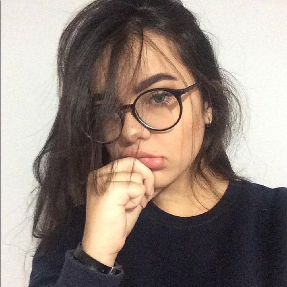 ISO: glasses like the ones in the picture! Don’t buy!!!!!